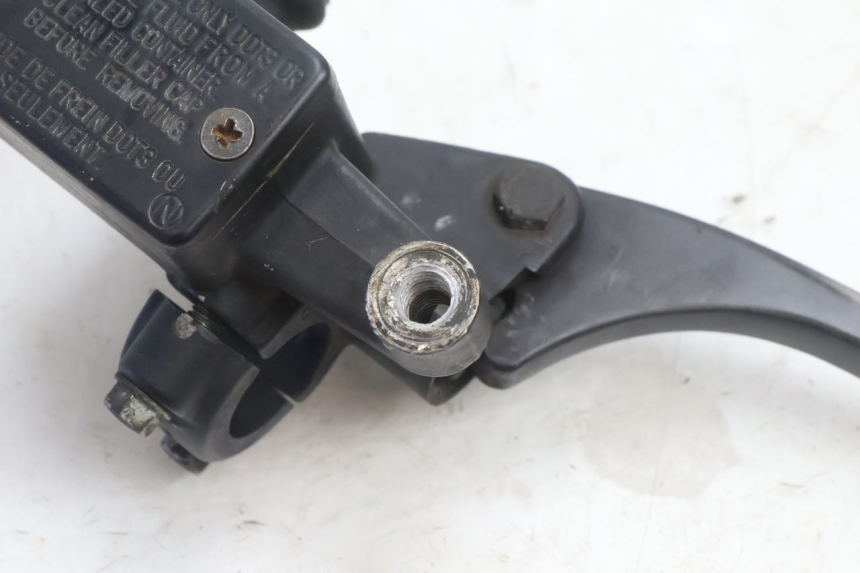 photo de CILINDRO MAESTRO DELANTERO HONDA FES PANTHEON 2T 125 (1998 - 2002) - Primer plano técnico