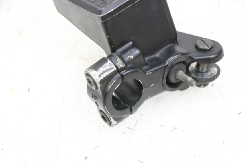 photo de CILINDRO MAESTRO DELANTERO YAMAHA FJR ABS 1300 (2006 - 2012) - Detalles de los puntos de fijación