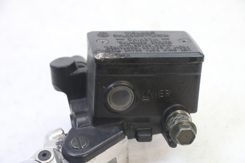 photo de BOMBA FRENO DELANTERO YAMAHA FZ6 FAZER S2 600 (2007 - 2011) - Primer plano técnico