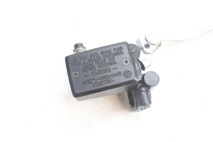 photo de BOMBA FRENO DELANTERO YAMAHA FZ8 800 (2010 - 2016) - Primer plano técnico