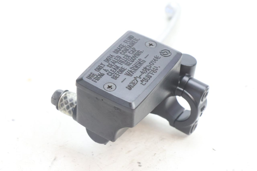 photo de BOMBA FRENO DELANTERO YAMAHA FZ8 800 (2010 - 2016) - Detalles de los puntos de fijación