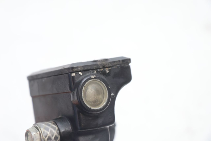 photo de BOMBA FRENO DELANTERO KAWASAKI GPX F ZX750F 750 (1986 - 1990) - Primer plano técnico
