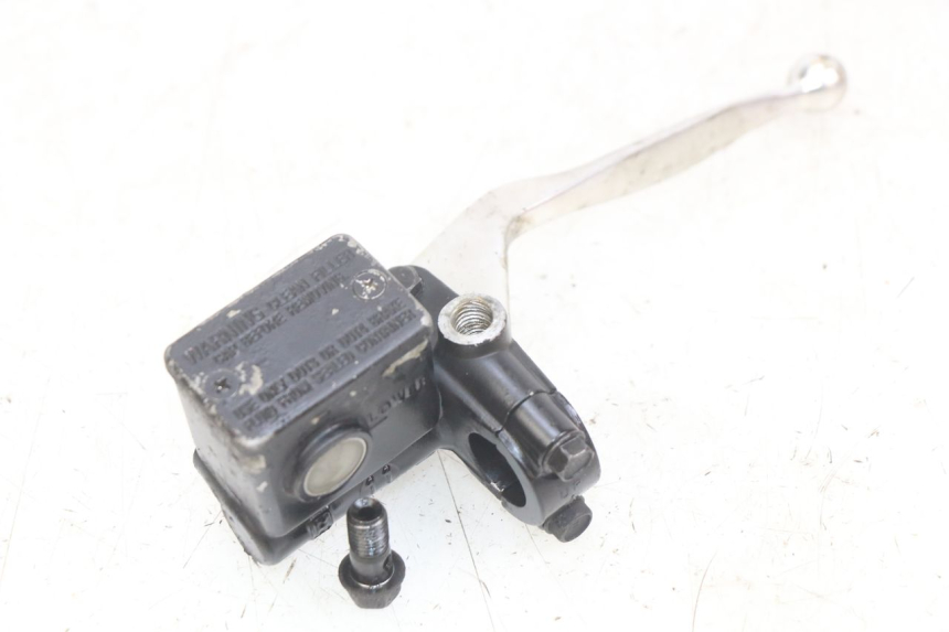 photo de CILINDRO MAESTRO DELANTERO SYM GTS EFI 125 (2012 - 2016) - Detalles de los puntos de fijación