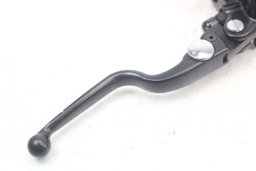 photo de BOMBA FRENO DELANTERO HUSQVARNA SVARTPILEN 401 (2018 - 2023) - Detalles de los puntos de fijación