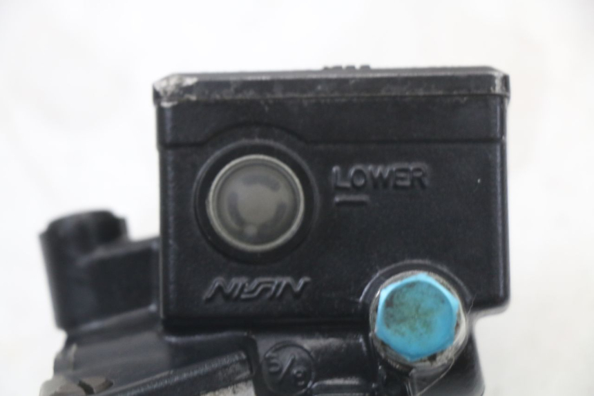 photo de BOMBA FRENO DELANTERO KAWASAKI ZR7 ZR-7 S 750 (1999 - 2004) - Primer plano técnico