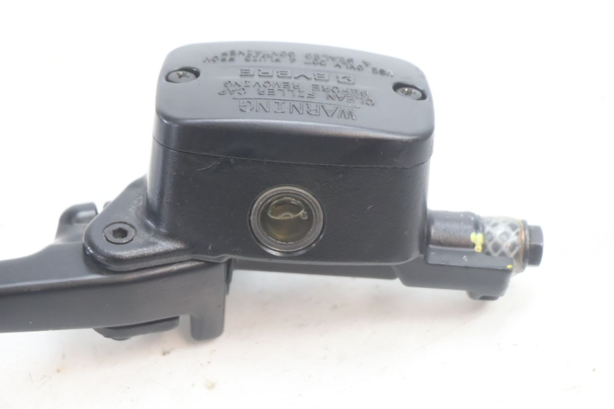 photo de BOMBA FRENO DELANTERO PIAGGIO MP3 HPE 530 (2022 - 2026) - Detalles de los puntos de fijación