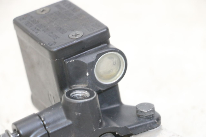 photo de BOMBA FRENO DELANTERO PEUGEOT SATELIS 125 (2013 - 2018) - Primer plano técnico