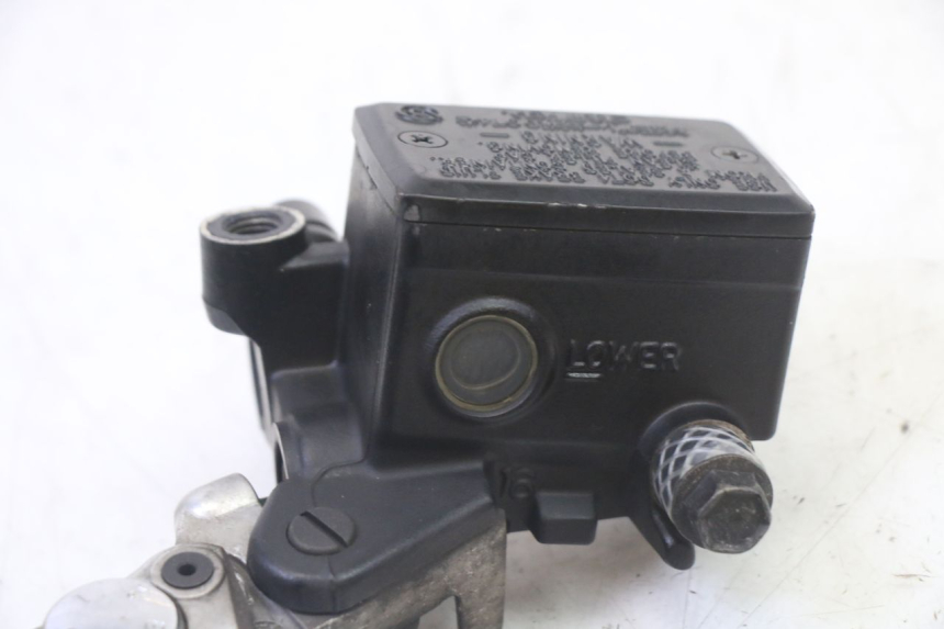 photo de CILINDRO MAESTRO DELANTERO YAMAHA TDM ABS 900 (2002 - 2014) - Primer plano técnico