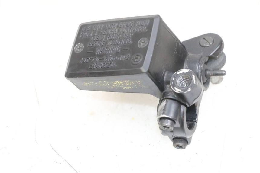 photo de BOMBA FRENO DELANTERO YAMAHA TDM ABS 900 (2002 - 2014) - Primer plano técnico