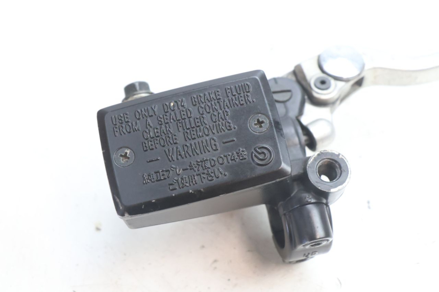 photo de BOMBA FRENO DELANTERO YAMAHA TDM ABS 900 (2002 - 2014) - Primer plano técnico