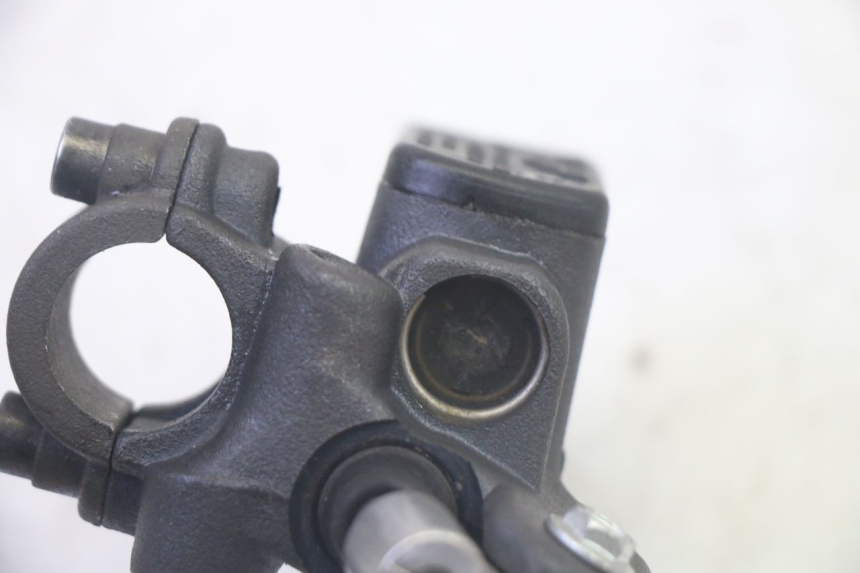 photo de BOMBA FRENO DELANTERO YAMAHA TZR 50 (2008 - 2016) - Primer plano técnico