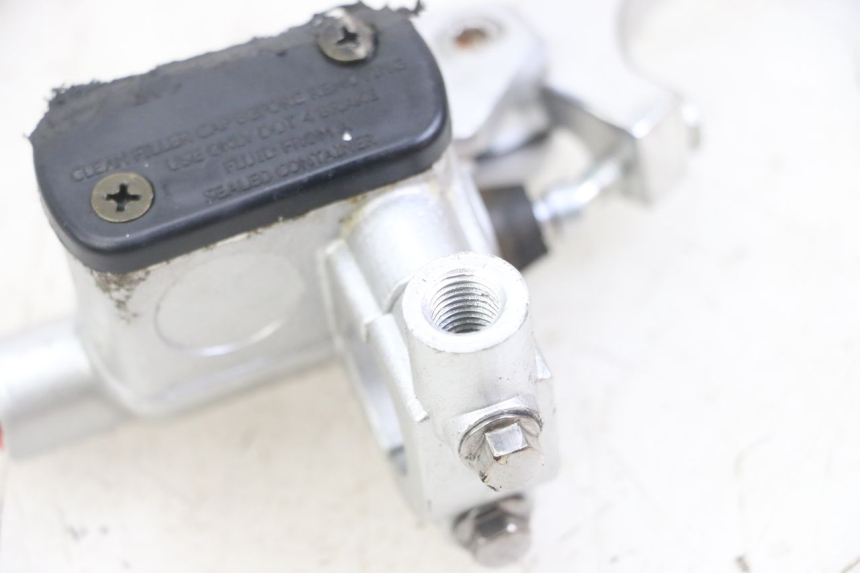 photo de BOMBA FRENO DELANTERO VENT DERAPAGE 50 (2018 - 2023) - Detalles de los puntos de fijación