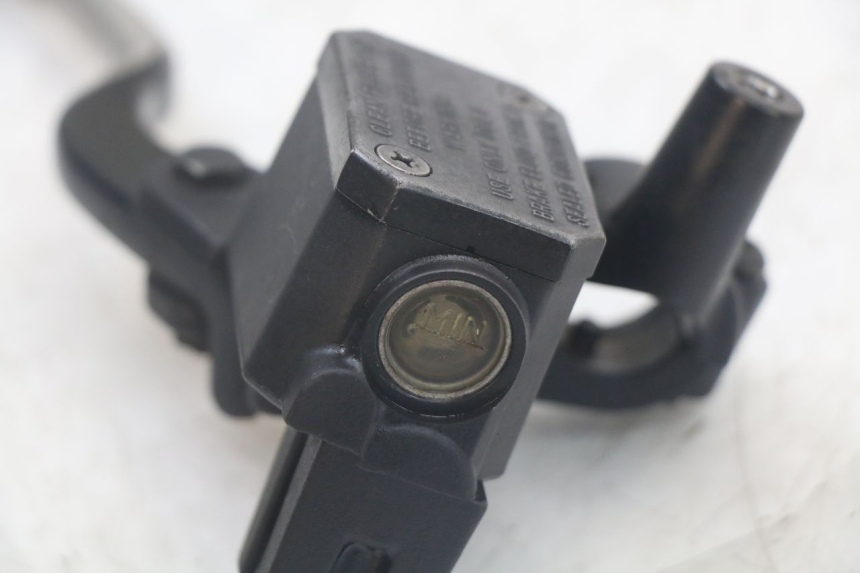 photo de CILINDRO MAESTRO DELANTERO YAMAHA XMAX X-MAX 125 (2006 - 2009) - Detalles de los puntos de fijación