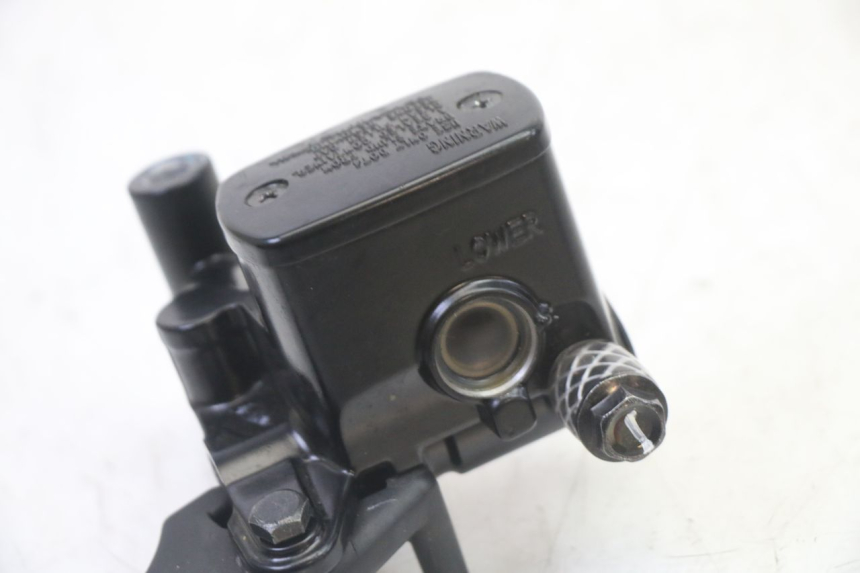 photo de BOMBA FRENO DELANTERO YAMAHA XMAX X-MAX 125 (2021 - 2025) - Detalles de los puntos de fijación