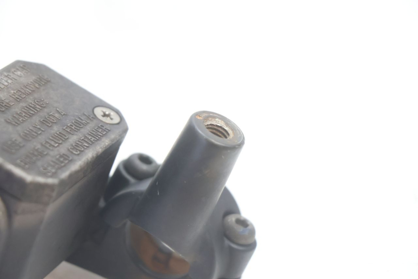 photo de CILINDRO MAESTRO DELANTERO YAMAHA XMAX X-MAX 125 (2006 - 2009) - Primer plano técnico