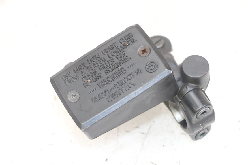 photo de BOMBA FRENO DELANTERO YAMAHA XJ6 ABS 600 (2008 - 2016) - Primer plano técnico