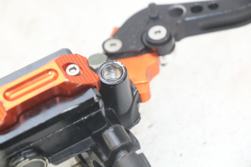 photo de CILINDRO MAESTRO DELANTERO ZHEJIANG XMOTOS XB-81 50 - Primer plano técnico