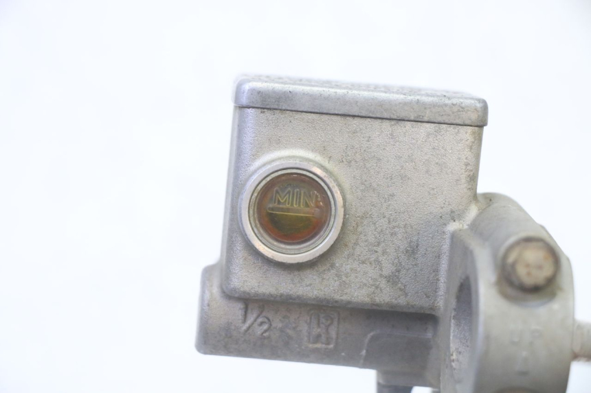 photo de BOMBA FRENO DELANTERO YAMAHA YFM GRIZZLY 550 (2008 - 2015) - Primer plano técnico