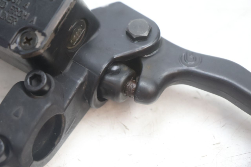 photo de CILINDRO MAESTRO DELANTERO YAMAHA YP MAJESTY 125 (2002 - 2006) - Primer plano técnico