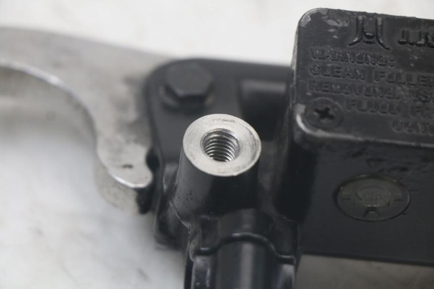 photo de CILINDRO MAESTRO DE FRENO TRASERO QUADRO 3D S 350 (2013 - 2018) - Detalles de los puntos de fijación