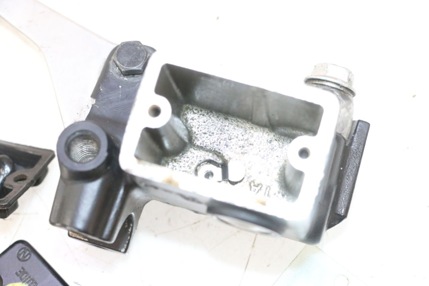 photo de CILINDRO MAESTRO DE FRENO TRASERO SUZUKI BURGMAN 125 (2007 - 2014) - Enfoque en la estructura