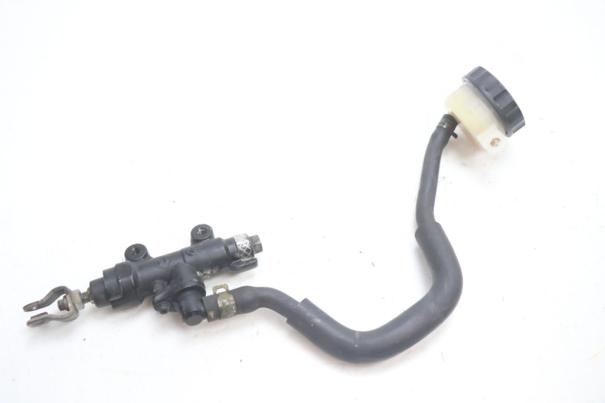 photo de BOMBA FRENO TRASERO HONDA CB F HORNET 600 (2005 - 2006) - Primer plano técnico