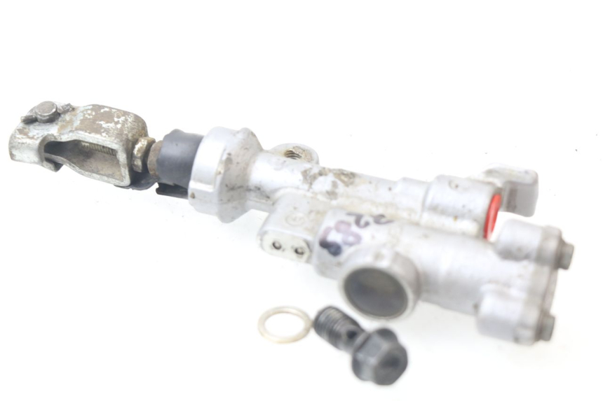photo de BOMBA FRENO TRASERO HONDA CRF CR-F 450 (2001 - 2005) - Primer plano técnico