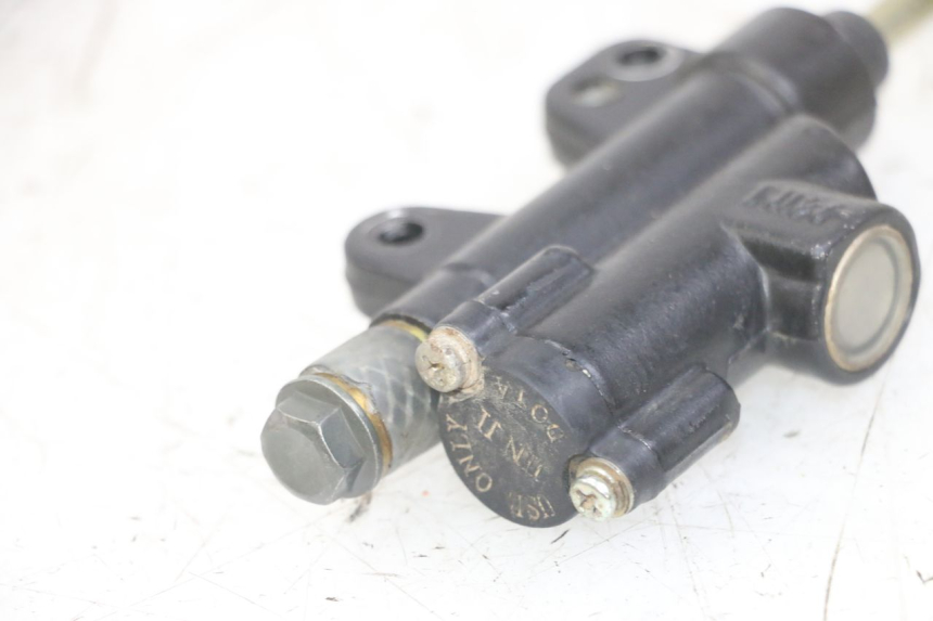 photo de CILINDRO MAESTRO DE FRENO TRASERO CCR DIRT BIKE 125 - Primer plano técnico