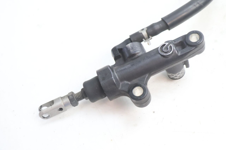 photo de BOMBA FRENO TRASERO YAMAHA FJR 1300 (2001 - 2005) - Primer plano técnico
