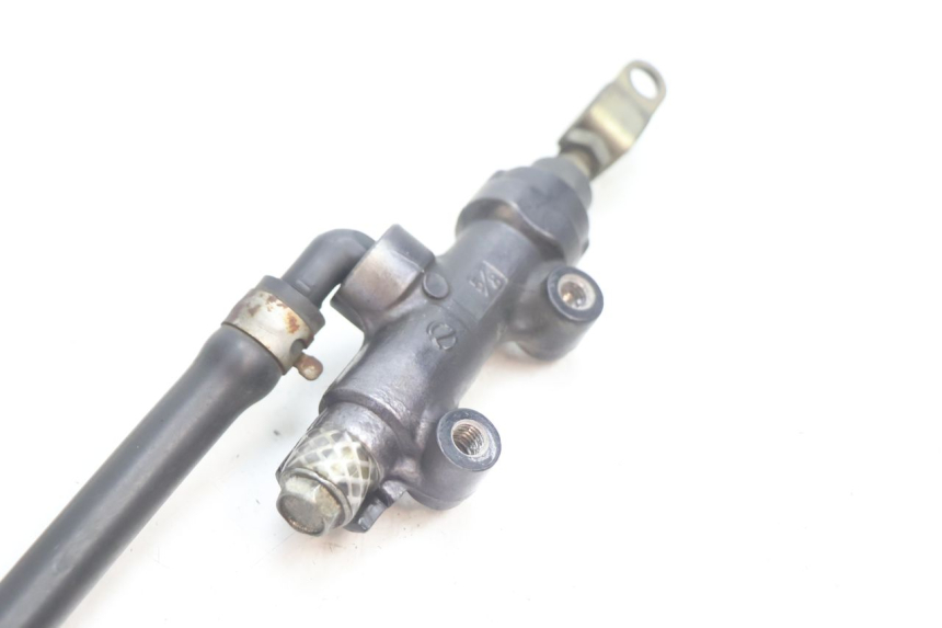 photo de BOMBA FRENO TRASERO KAWASAKI GPX F ZX750F 750 (1986 - 1990) - Primer plano técnico