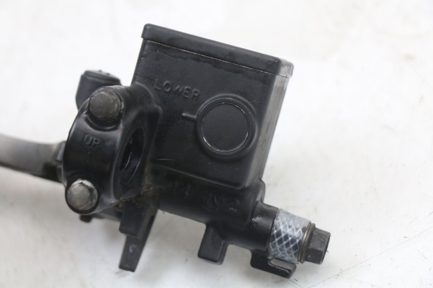 photo de BOMBA FRENO TRASERO HONDA FES S-WING SWING 125 (2007 - 2015) - Primer plano técnico