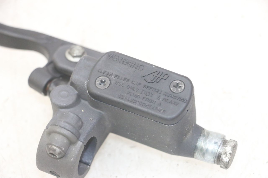 photo de BOMBA FRENO TRASERO PEUGEOT JET FORCE CARBU 50 (2003 - 2016) - Primer plano técnico