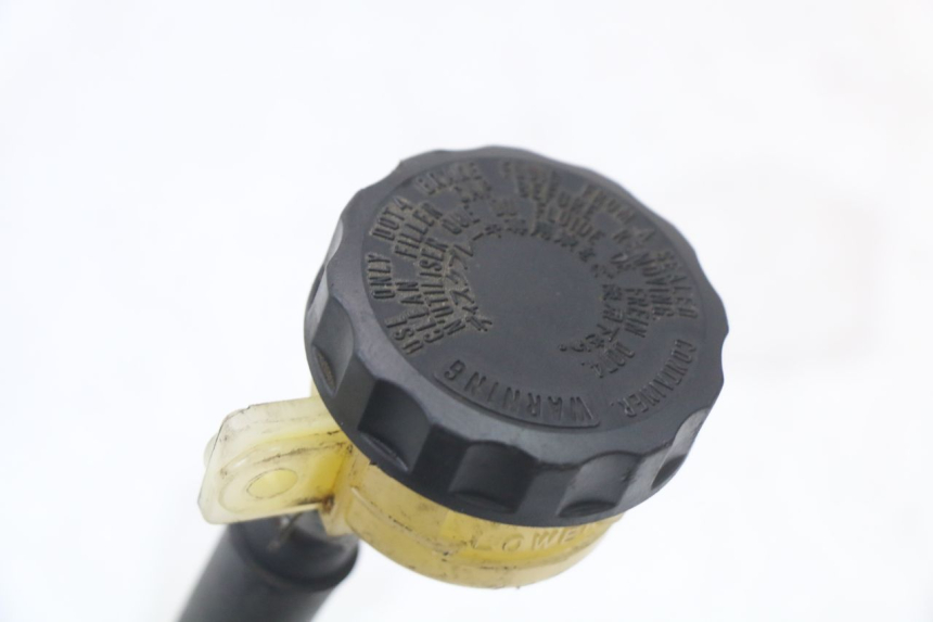 photo de CILINDRO MAESTRO DE FRENO TRASERO KAWASAKI ZR7 ZR-7 S 750 (1999 - 2004) - Primer plano técnico