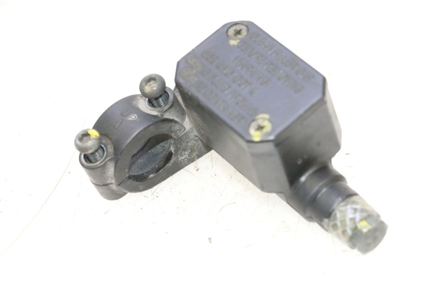 photo de CILINDRO MAESTRO DE FRENO TRASERO PIAGGIO MP3 RL 250 (2006 - 2010) - Primer plano técnico