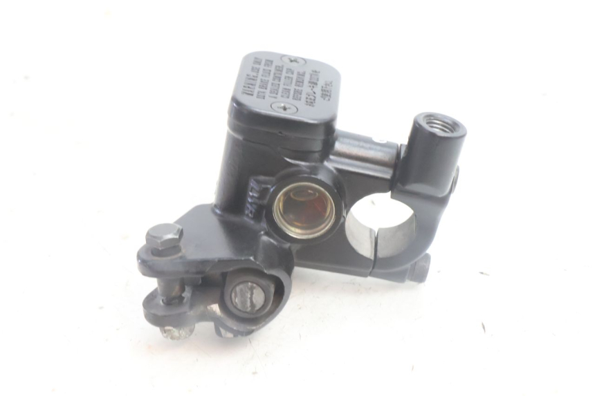 photo de BOMBA FRENO TRASERO YAMAHA N-MAX NMAX 125 (2021 - 2024) - Primer plano técnico