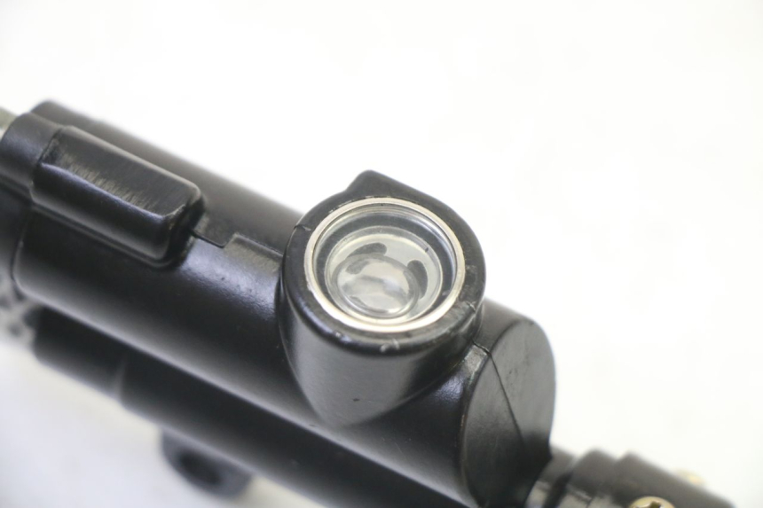 photo de CILINDRO MAESTRO DE FRENO TRASERO APOLLO RFZ 125 - Primer plano técnico