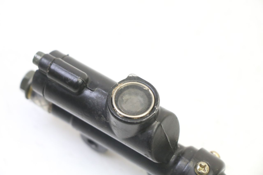 photo de CILINDRO MAESTRO DE FRENO TRASERO APOLLO RFZ 125 - Primer plano técnico