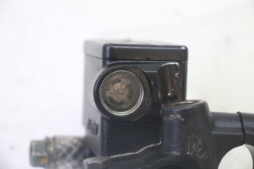 photo de BOMBA FRENO TRASERO PEUGEOT SATELIS 125 (2013 - 2018) - Primer plano técnico