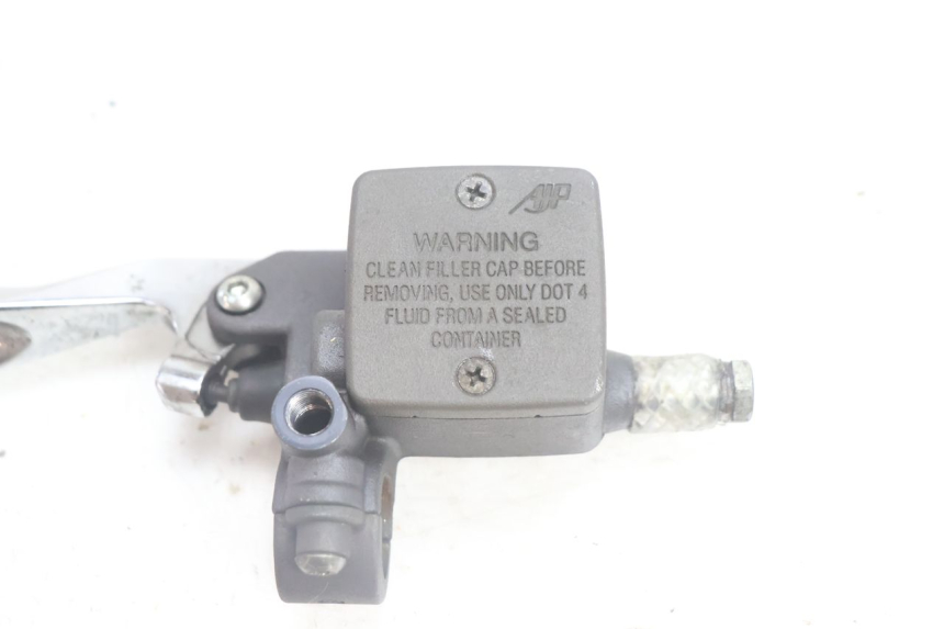 photo de CILINDRO MAESTRO DE FRENO TRASERO PEUGEOT SATELIS 125 (2006 - 2009) - Primer plano técnico