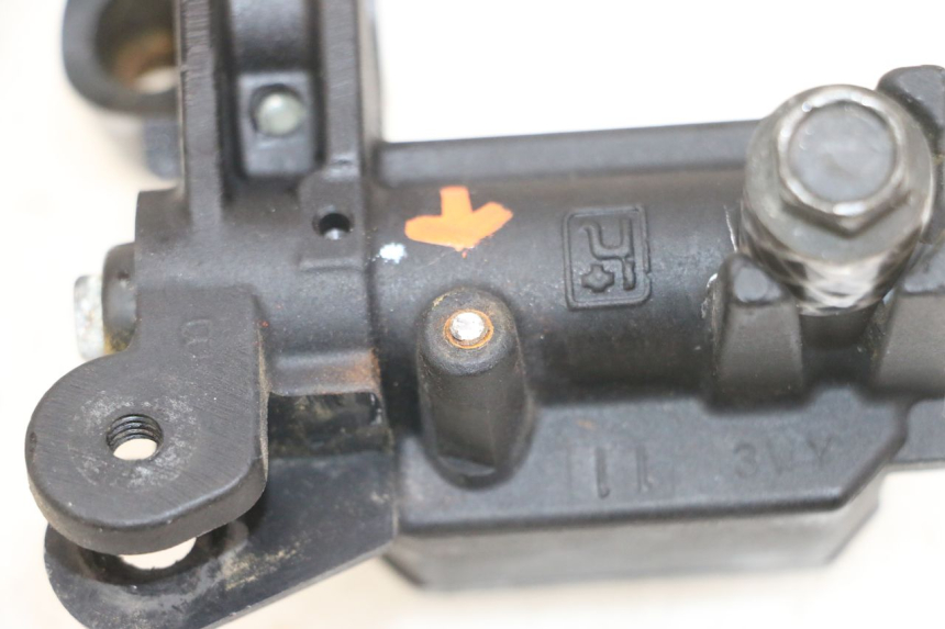 photo de CILINDRO MAESTRO DE FRENO TRASERO YAMAHA XMAX X-MAX 125 (2006 - 2009) - Primer plano técnico