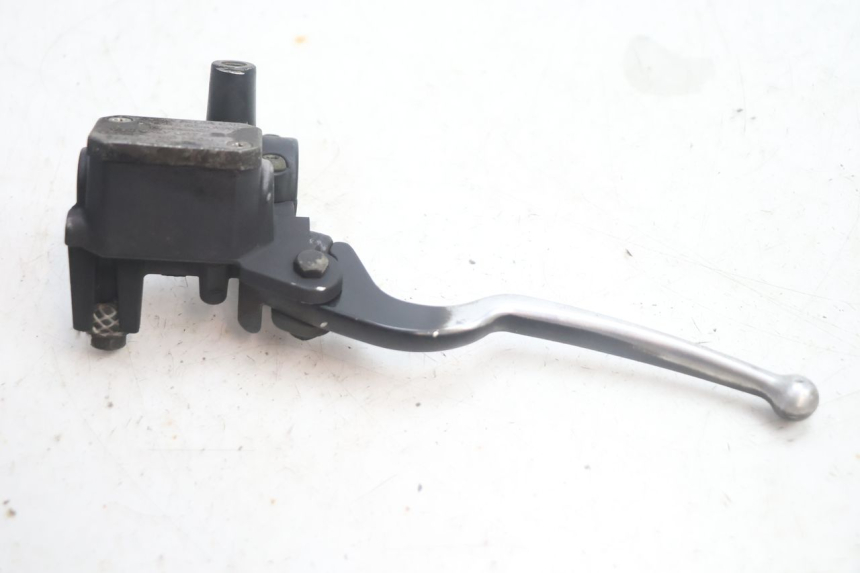 photo de CILINDRO MAESTRO DE FRENO TRASERO YAMAHA XMAX X-MAX 125 (2006 - 2009) - Primer plano técnico
