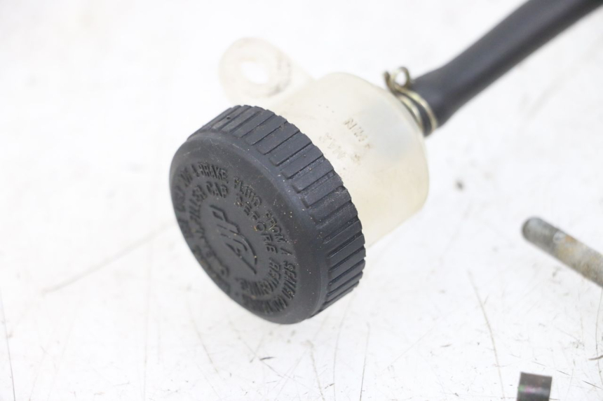 photo de CILINDRO MAESTRO DE FRENO TRASERO PEUGEOT XP6 50 (1997 - 2003) - Primer plano técnico