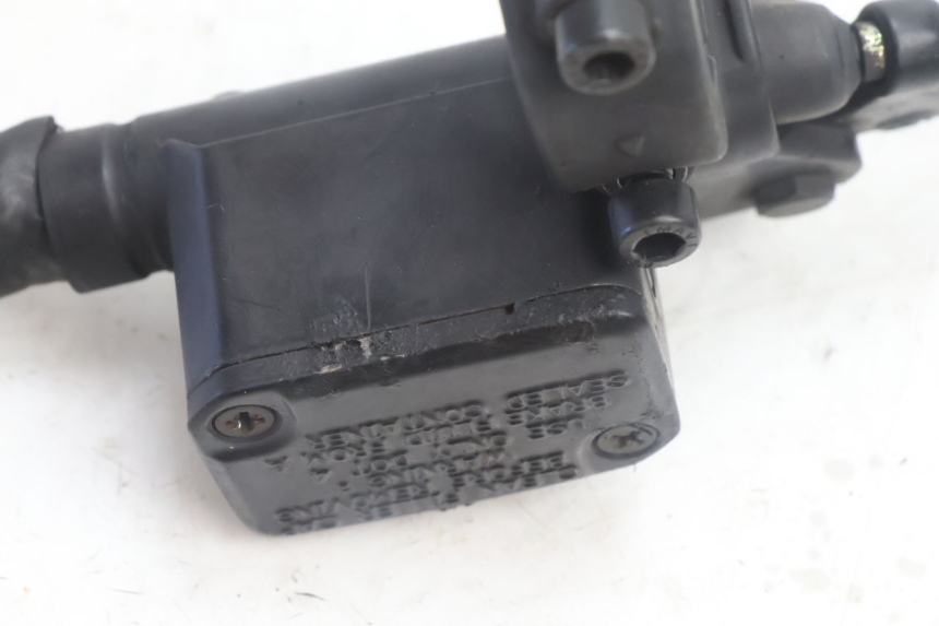 photo de BOMBA FRENO TRASERO YAMAHA YP MAJESTY 125 (2007 - 2010) - Primer plano técnico