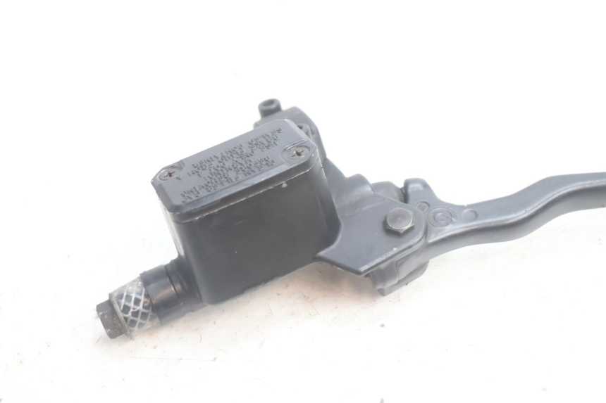 photo de CILINDRO MAESTRO DE FRENO TRASERO YAMAHA YP MAJESTY 125 (2002 - 2006) - Primer plano técnico