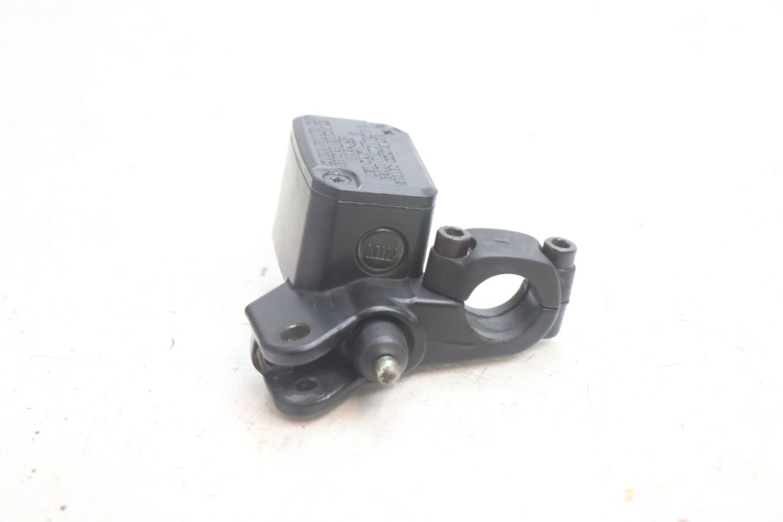 photo de CILINDRO MAESTRO DE FRENO TRASERO YAMAHA YP MAJESTY 125 (2002 - 2006) - Primer plano técnico