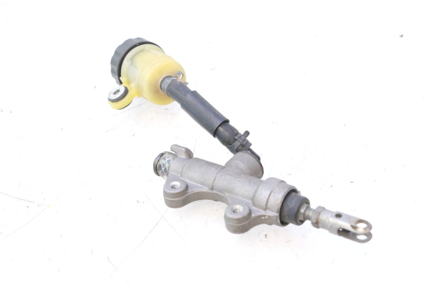 photo de BOMBA FRENO TRASERO YAMAHA YZF R6 600 (2008 - 2009) - Primer plano técnico