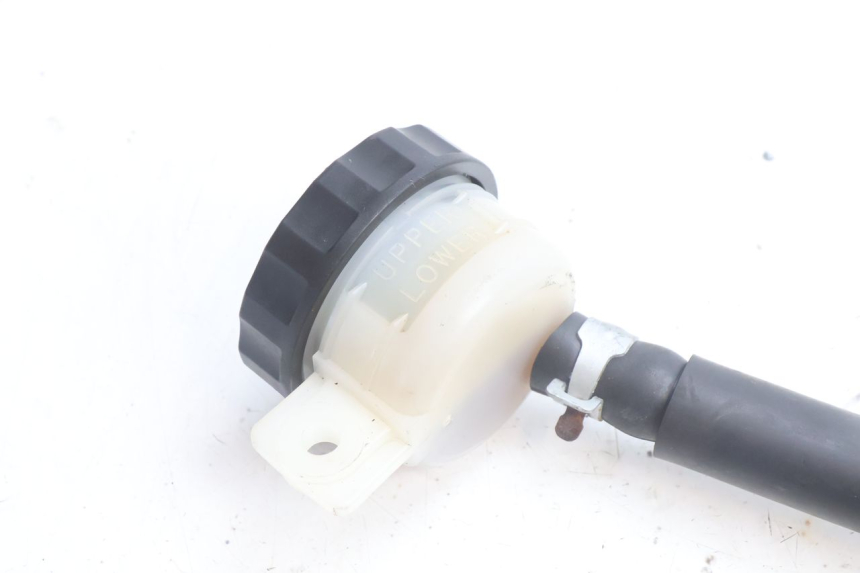 photo de BOMBA FRENO TRASERO KAWASAKI ZZR 600 (1995 - 2004) - Primer plano técnico