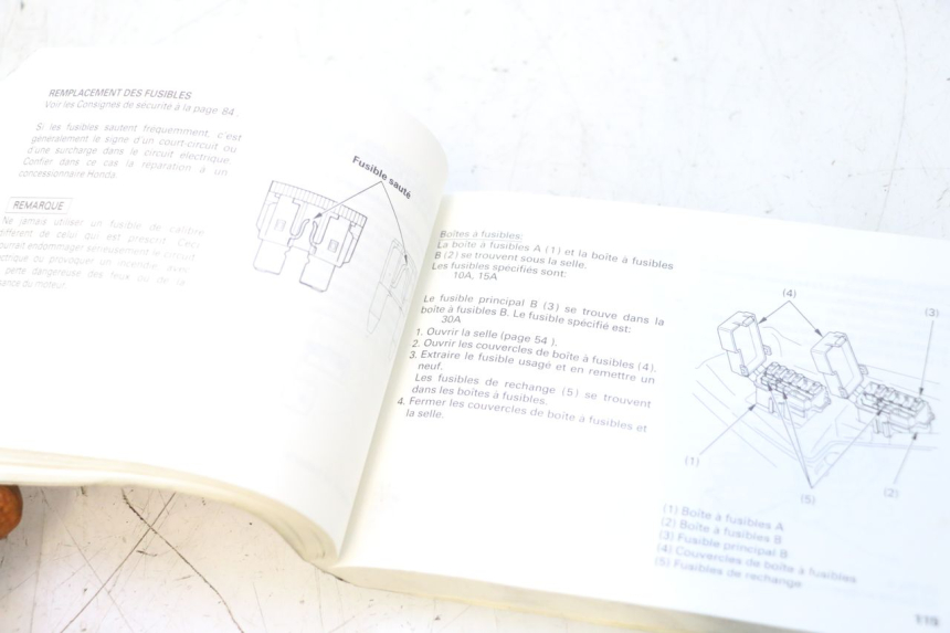 photo de MANUAL DEL USUARIO HONDA FJS SILVER WING SILVERWING 400 (2005 - 2008) - Detalles de los puntos de fijación