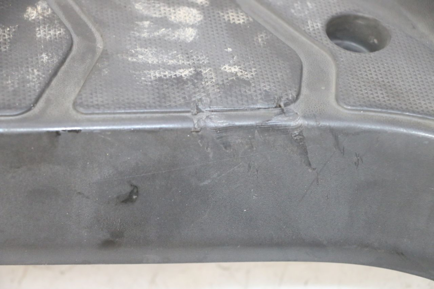 photo de TAPA REPOSAPIES KYMCO AGILITY NAKED RENOUVO 2T 50 (2011 - 2018) - Detalle de la pieza