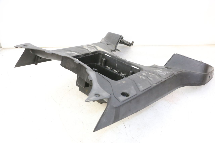 photo de TAPA REPOSAPIES KYMCO AGILITY NAKED RENOUVO 2T 50 (2011 - 2018) - Zoom sobre los componentes